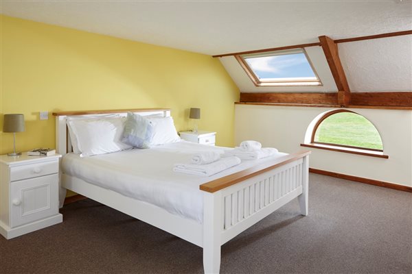 Elm Barn king bedroom